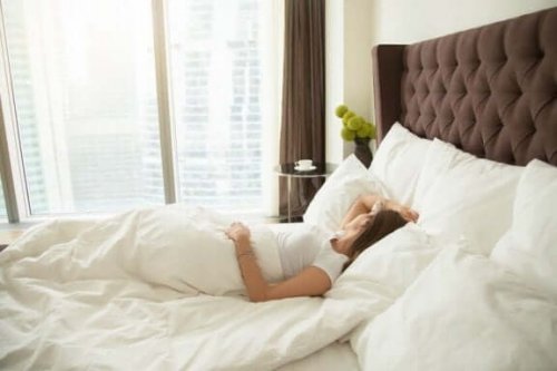 ベッドで眠る女性