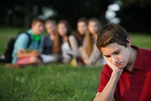 友達間のプレッシャーに直面した子供をサポートする方法