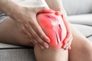 なんで変形性関節症が膝の痛みを引き起こすのだろう?