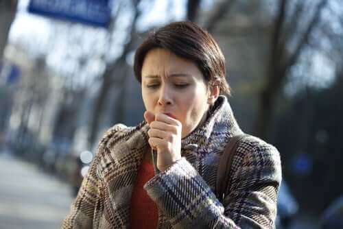 咳が止まらない女性 咳 胸の痛み 原因