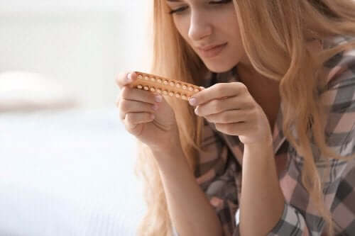 経口避妊薬を飲む女性