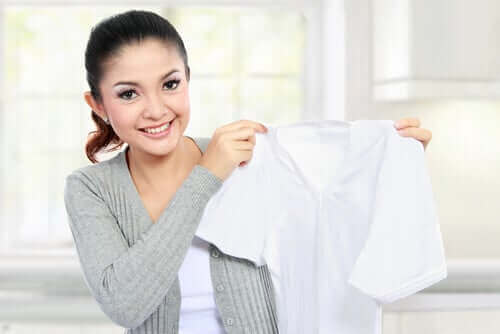 ガラスクリーナーで服の汚れを落とす