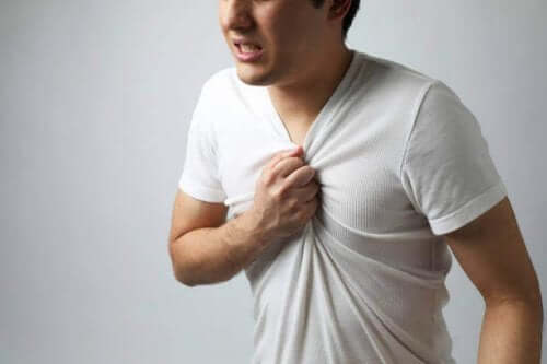 大動脈解離による胸の痛み