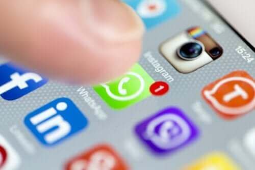 ソーシャルネットワーク　うつ病につながるリスク要因 
