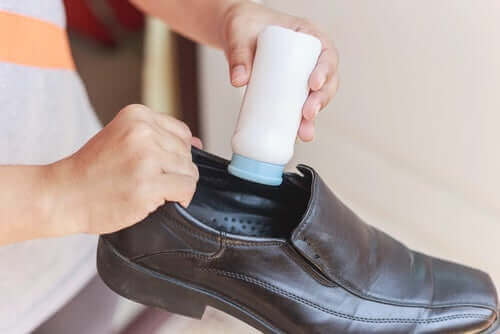 革靴の内側をきれいにする方法