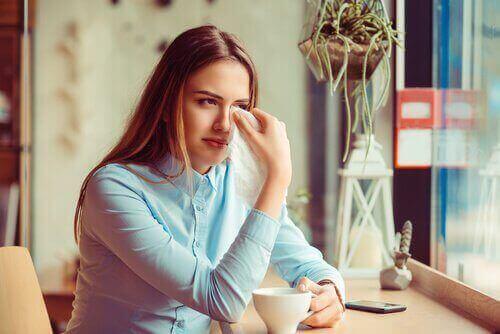 離婚後の悲しみを感じる女性