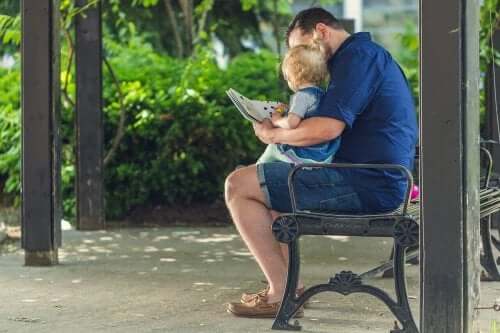 ドーマンメソッド：父親と本を読む幼児