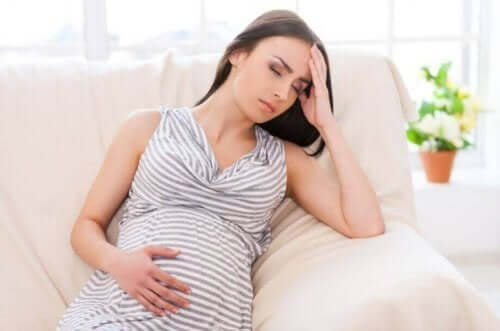 妊娠中に服用できる薬：痛みを感じる女性