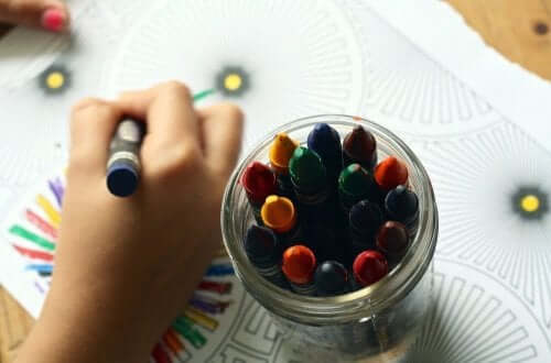 子供が絵を描くこと
