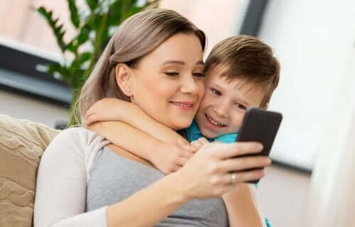 スマホを使う親子