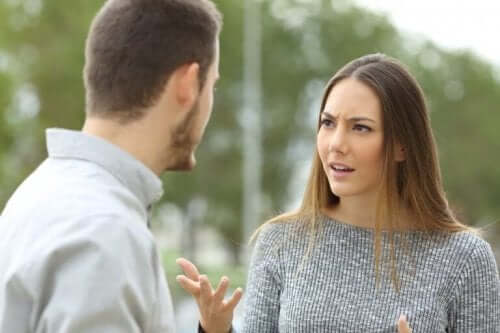 口論する男女