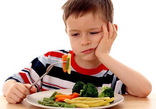 野菜を食べたがらない子供