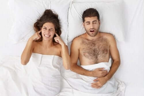 ベッドに横になる男女