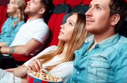 映画を観るカップル