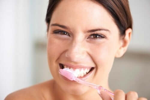 天然素材で歯のホワイトニングをする方法