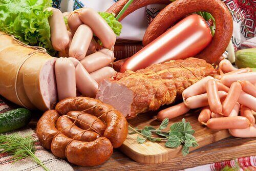 健康な食生活の敵：食べてはいけない8つの有害な食品　加工肉