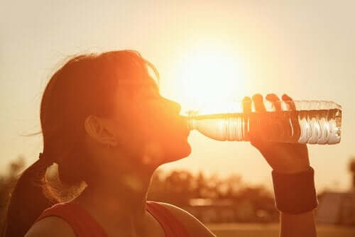 水のを飲む女性