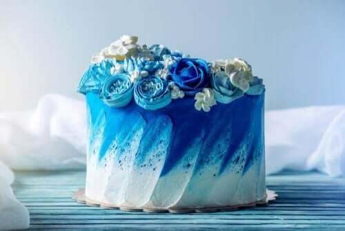 青いウエディングケーキ