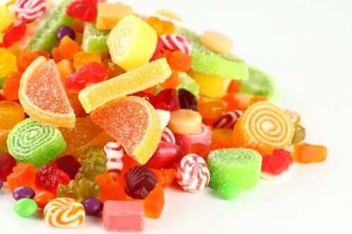 健康な食生活の敵：食べてはいけない8つの有害な食品　お菓子