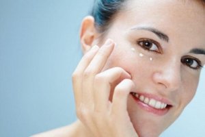 目の周りの皮膚のお手入れ 6つの方法