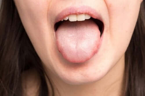 舌を出す女性