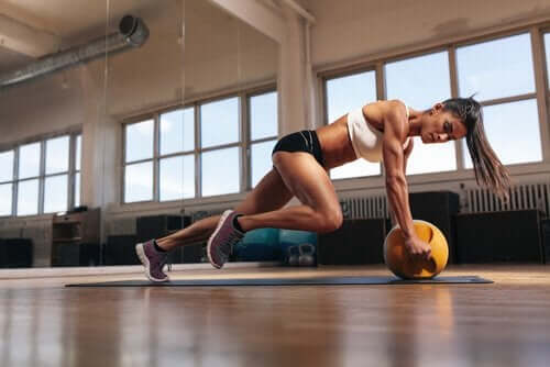運動をするときに乳酸が果たす役割　激しい運動をする女性