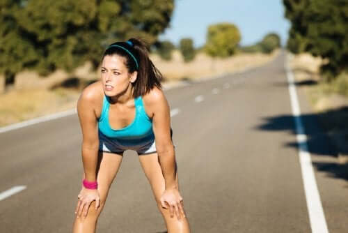 運動をするときに乳酸が果たす役割　休憩中の女性