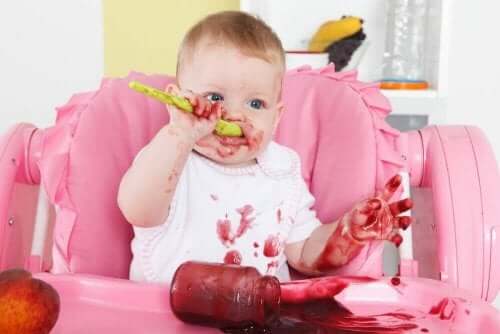 自分で食べる赤ちゃん