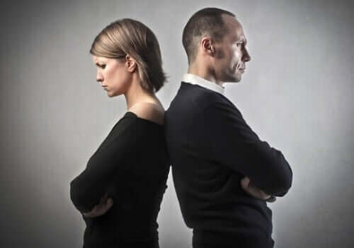 結婚生活が破綻しているかを見極める方法　背を向けるカップル