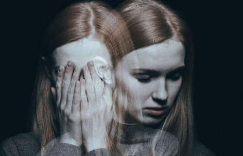 被虐待女性症候群：助けを求める方法　悲しむ女性