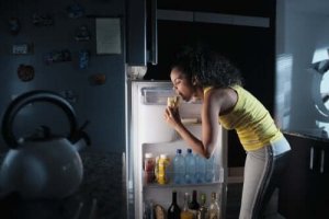 夜のドカ食い:夜食症候群とは何ですか?