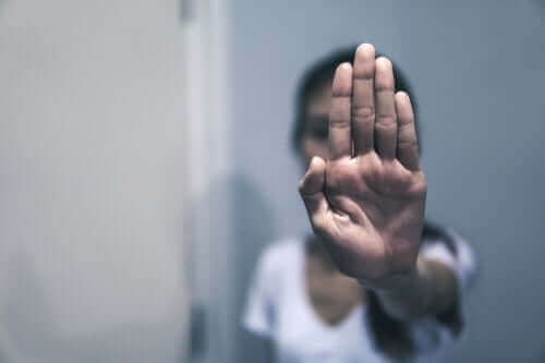 沈黙を守らない