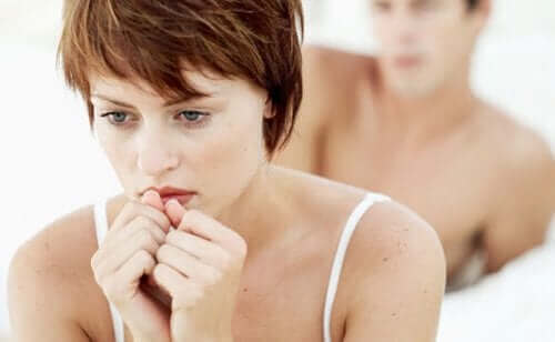 イライラしている女性