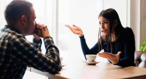 会話をするカップル