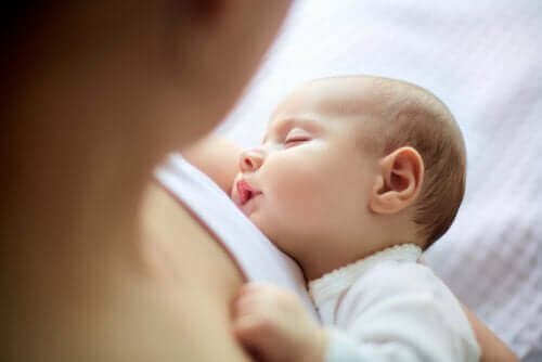 母親に抱かれて眠る赤ちゃん
