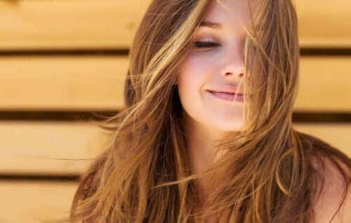 抜け毛予防：健康な頭皮のための5つのヒント　微笑む女性