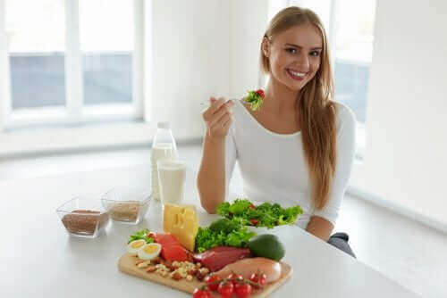 抜け毛予防：健康な頭皮のための5つのヒント　サラダを食べる女性