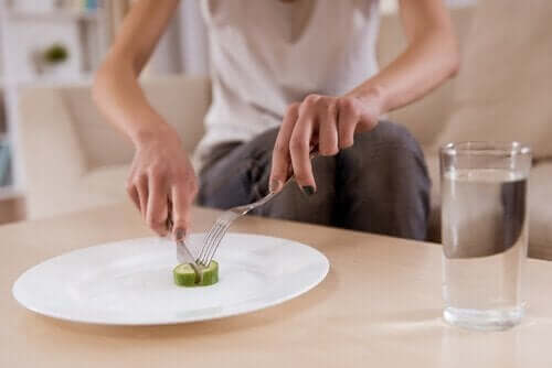 ズッキーニを食べる女性