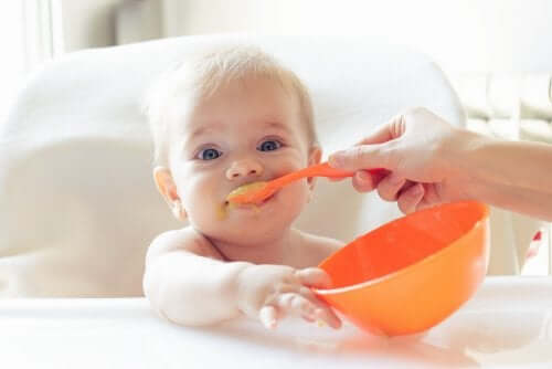 牛乳と低脂肪牛乳：どちらがいいの？　離乳食を食べる赤ちゃん