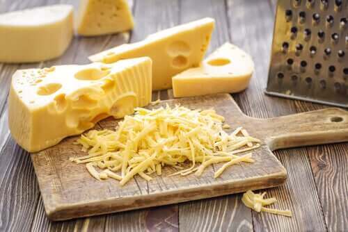 種類別：チーズを切るときのヒントとコツ　ハードチーズ