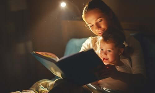 子供と本を読む母親