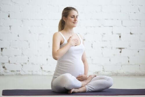 妊娠中の坐骨神経痛：原因、症状、治療法　ヨガをする女性