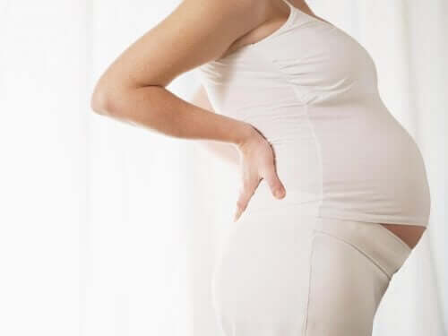妊娠中の坐骨神経痛：原因、症状、治療法