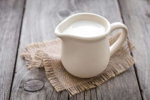 牛乳を飲む健康上の利点とリスクについて