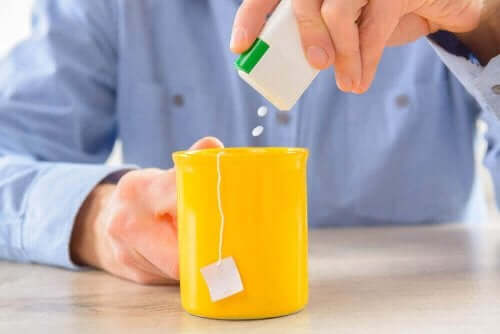 人工甘味料が肥満の解消に役立つってホント？　ステビアを使う男性