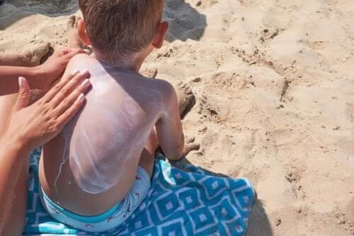 子供のための夏のスキンケアが重要な理由　日焼け止めを塗る