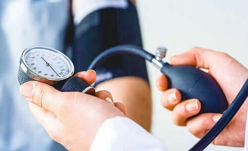 血圧を測定する人
