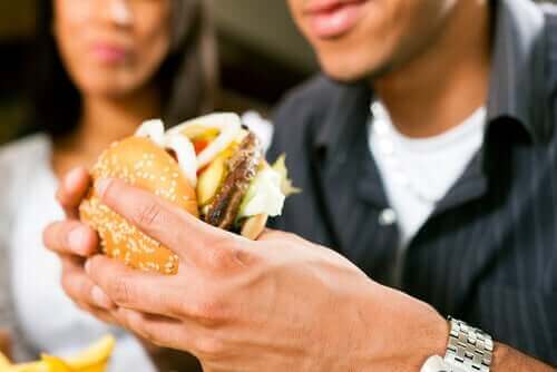 間違った食べ方をしていませんか?正しい食生活のススメ ハンバーガーを食べる人