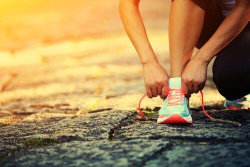 どこで起こる?疲労骨折の原因と症状 ランニングの準備をする人