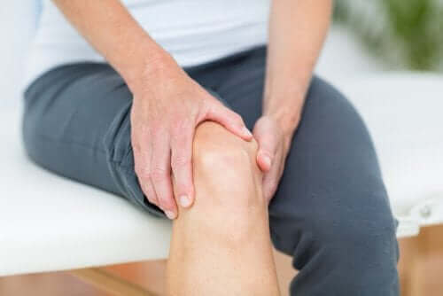 変形性膝関節症に役立つ3つのエクササイズ　膝のマッサージ